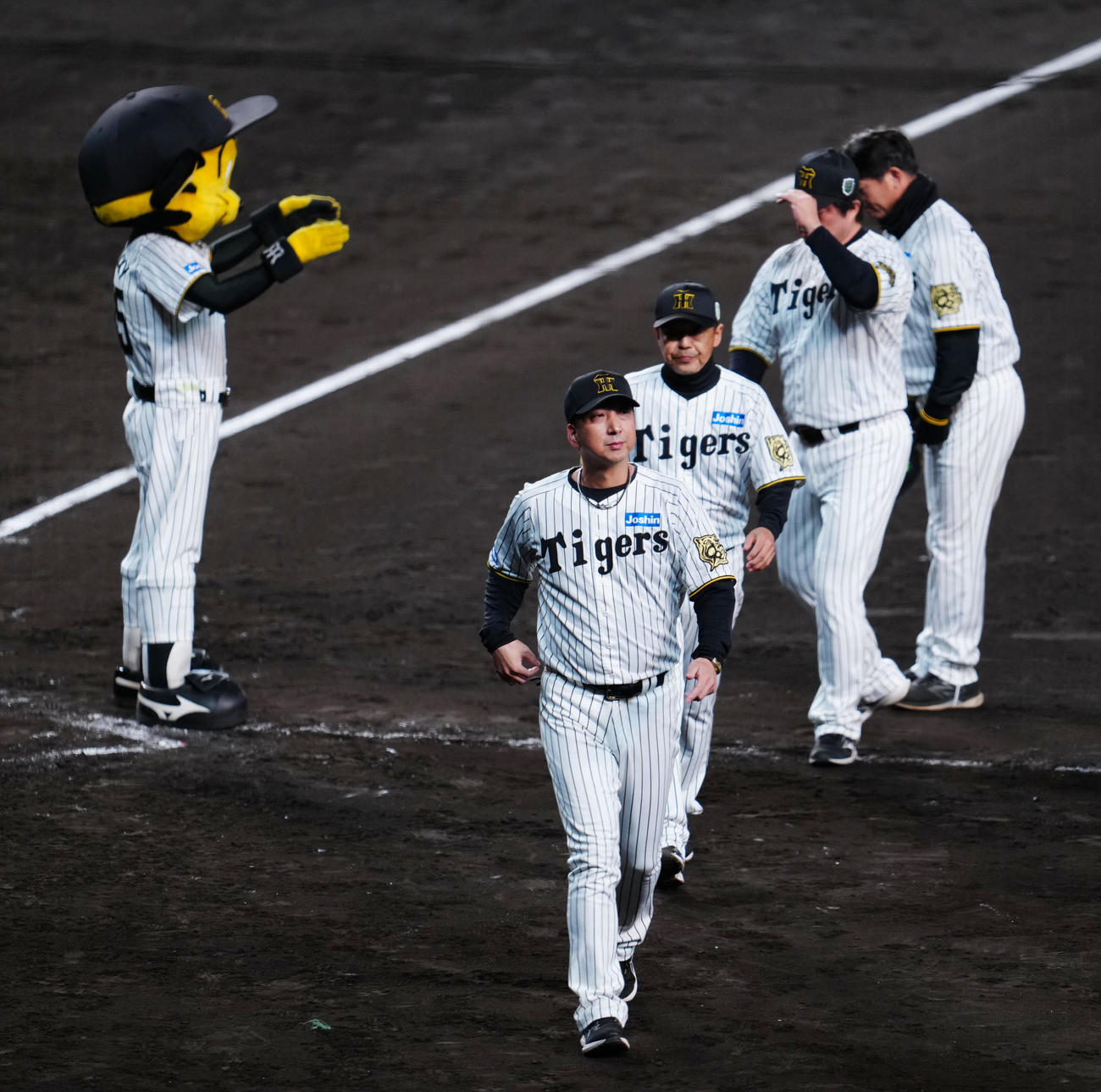 阪神対ソフトバンク　試合後、ファンにあいさつし引き揚げる阪神藤川監督（撮影・江口和貴）