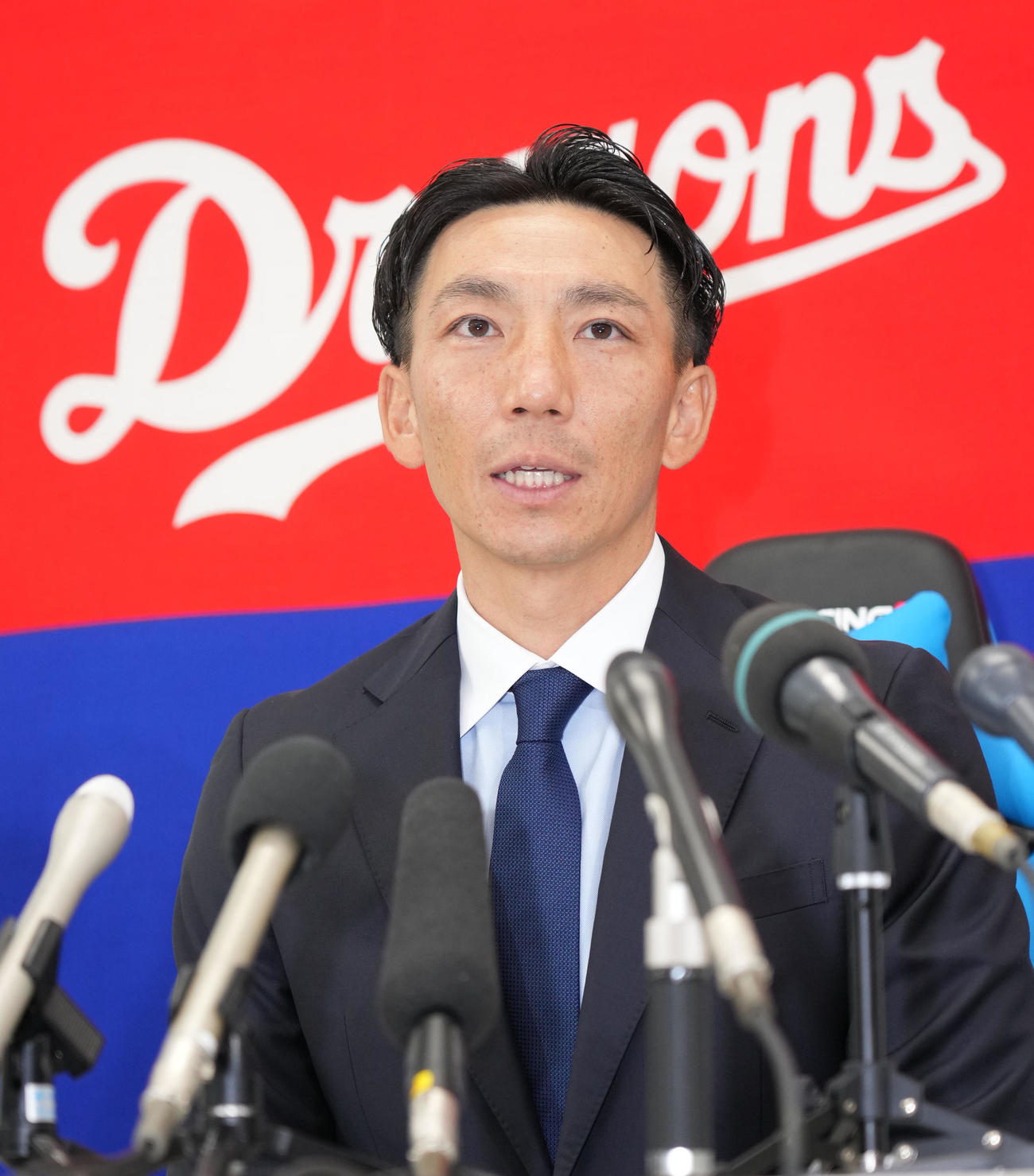 ヘッドコーチ就任が決まり会見する嶋基宏氏（撮影・森本幸一）