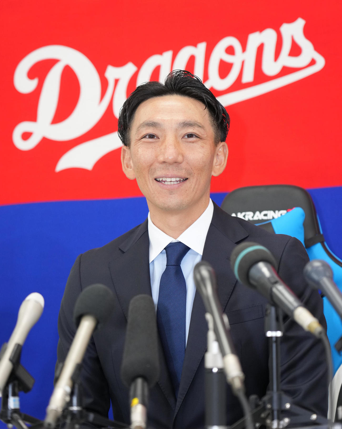 ヘッドコーチ就任が決まり会見する嶋基宏氏（撮影・森本幸一）