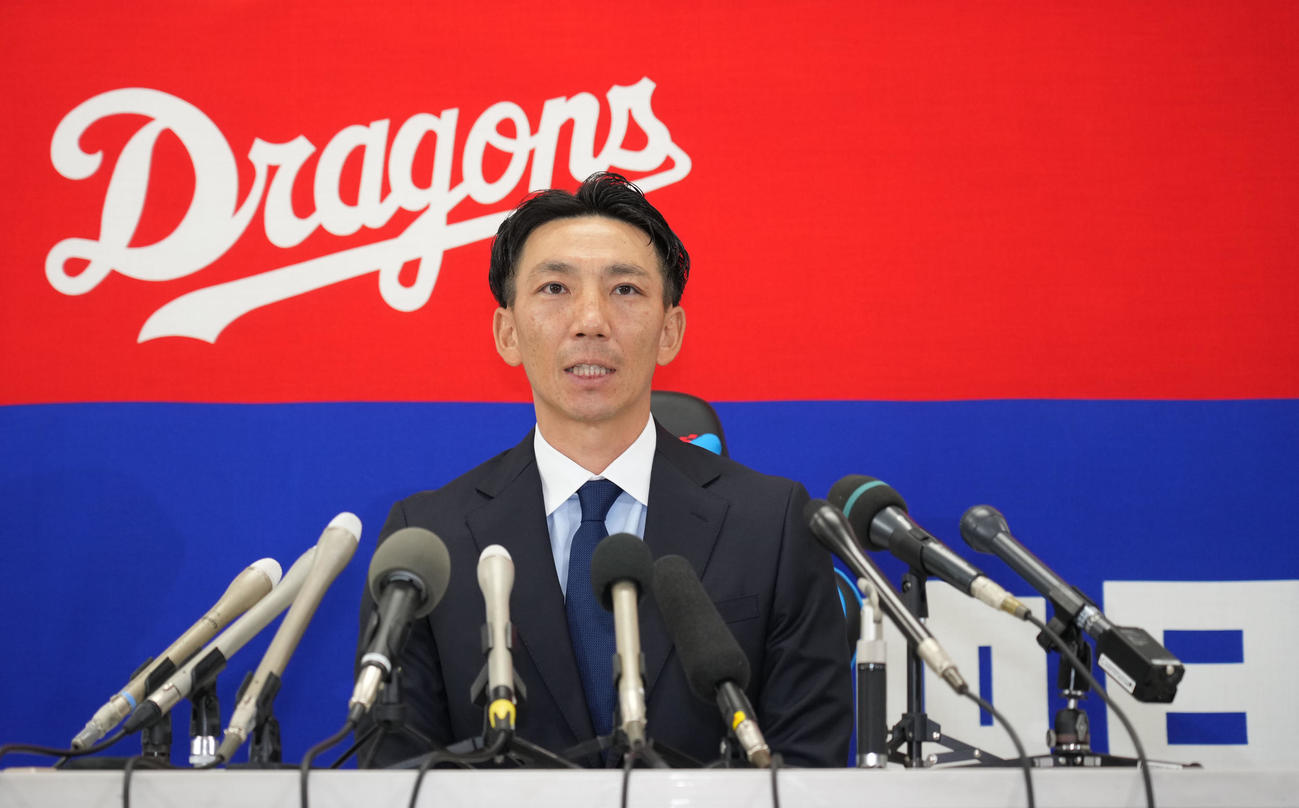 ヘッドコーチ就任が決まり会見する嶋基宏氏（撮影・森本幸一）