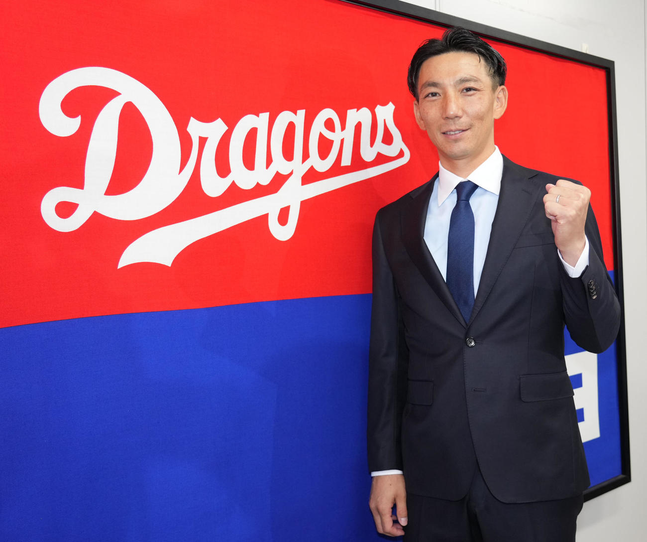 ヘッドコーチ就任が決まり会見後ポーズを決める嶋基宏氏（撮影・森本幸一）