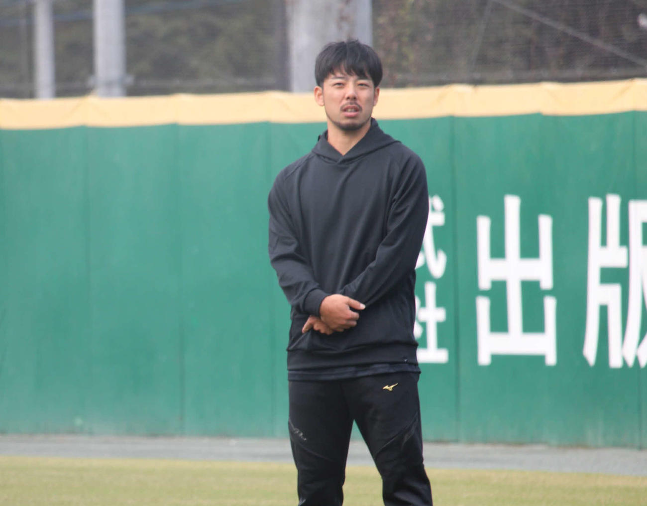 西武の秋季キャンプにあいさつに訪れた本田圭佑投手