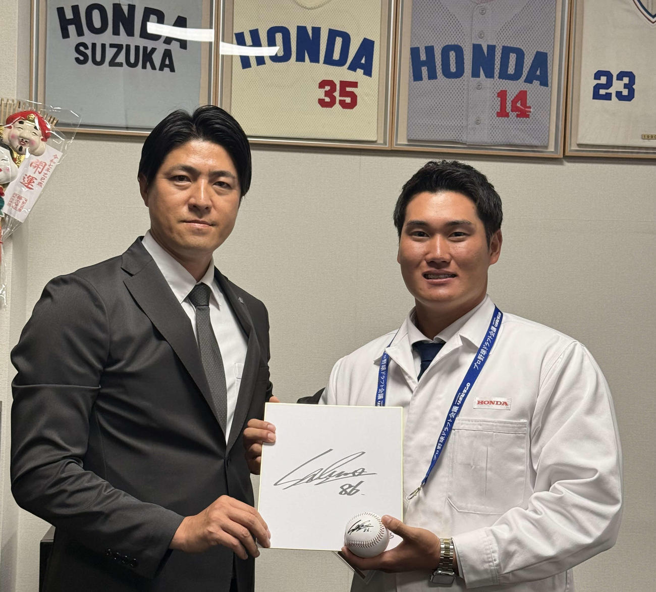 指名あいさつを受けたHonda鈴鹿・田中（右）と田中担当スカウト（球団提供）