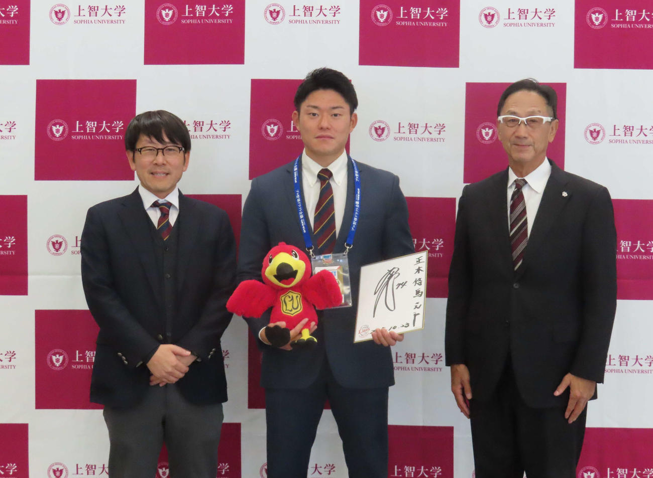 指名あいさつを受け記念写真に収まる上智大の、左から藤田部長、正木、吉田監督（撮影・山本佳央）