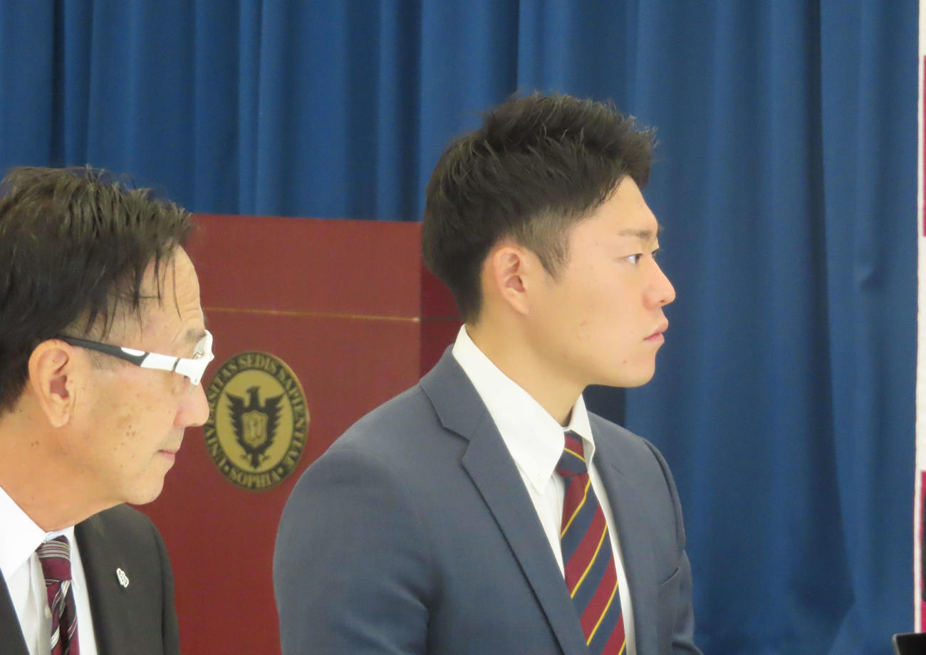 指名あいさつを受けた上智大・正木（右）（撮影・山本佳央）