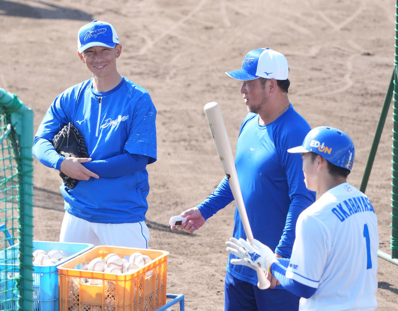 練習の合間に言葉を交わす左から嶋ヘッドコーチ、松中打撃統括コーチ、岡林（撮影・森本幸一）