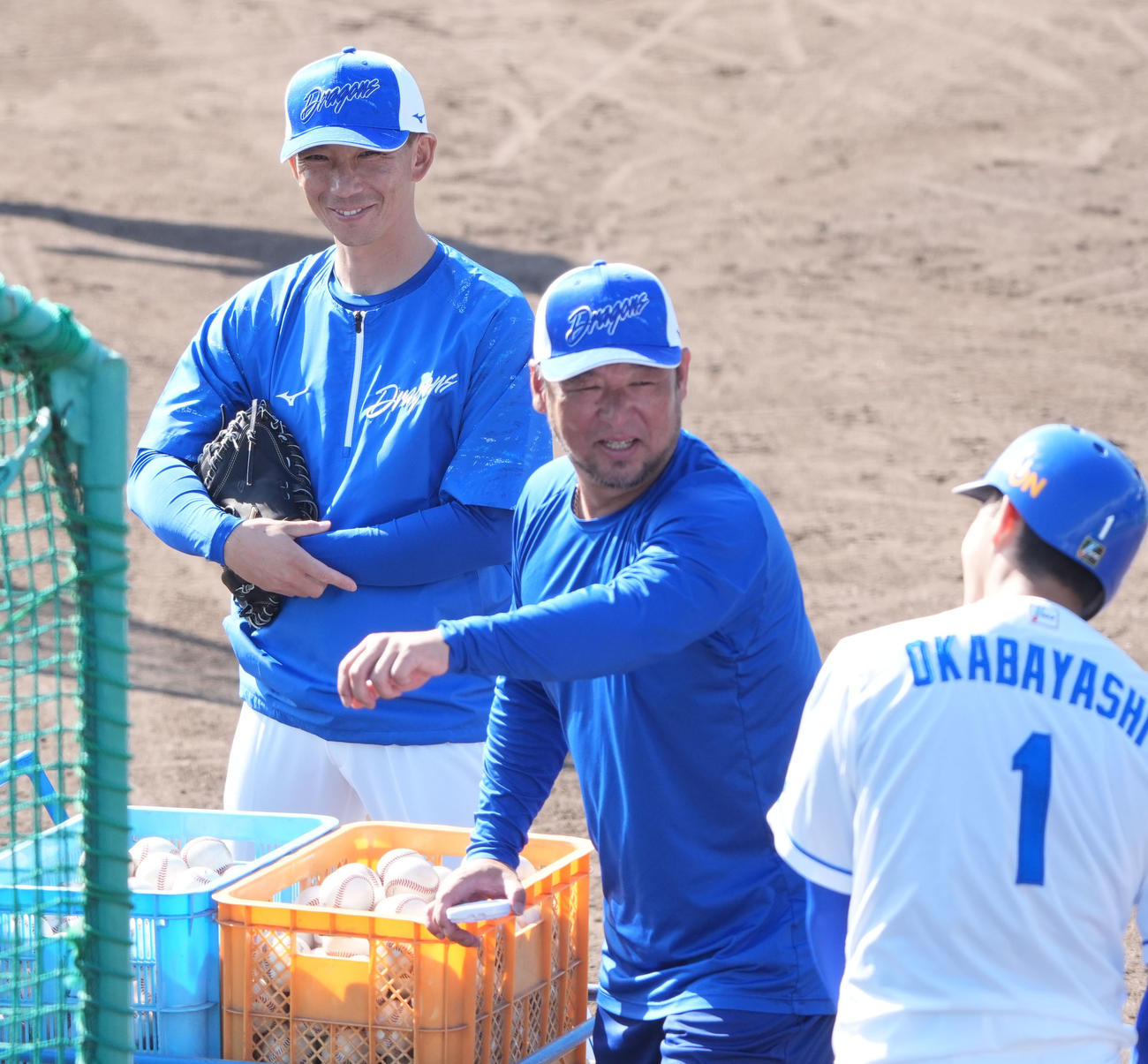 練習の合間に言葉を交わす左から嶋ヘッドコーチ、松中打撃統括コーチ、岡林（撮影・森本幸一）