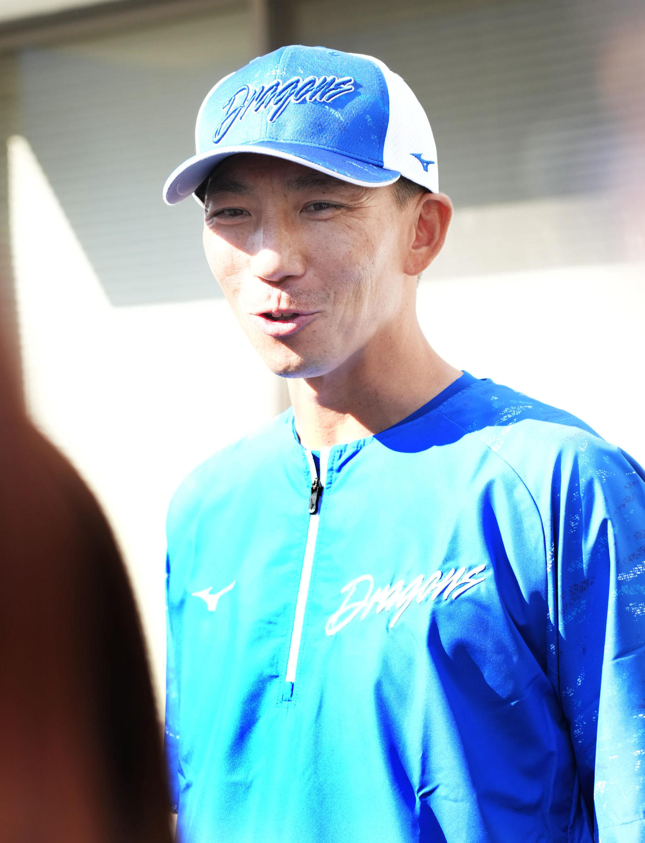練習を終え取材に応じる嶋ヘッドコーチ（撮影・森本幸一）