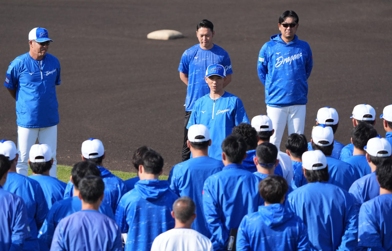 練習前、あいさつをする嶋ヘッドコーチ（中央）後方・左は井上監督（撮影・森本幸一）