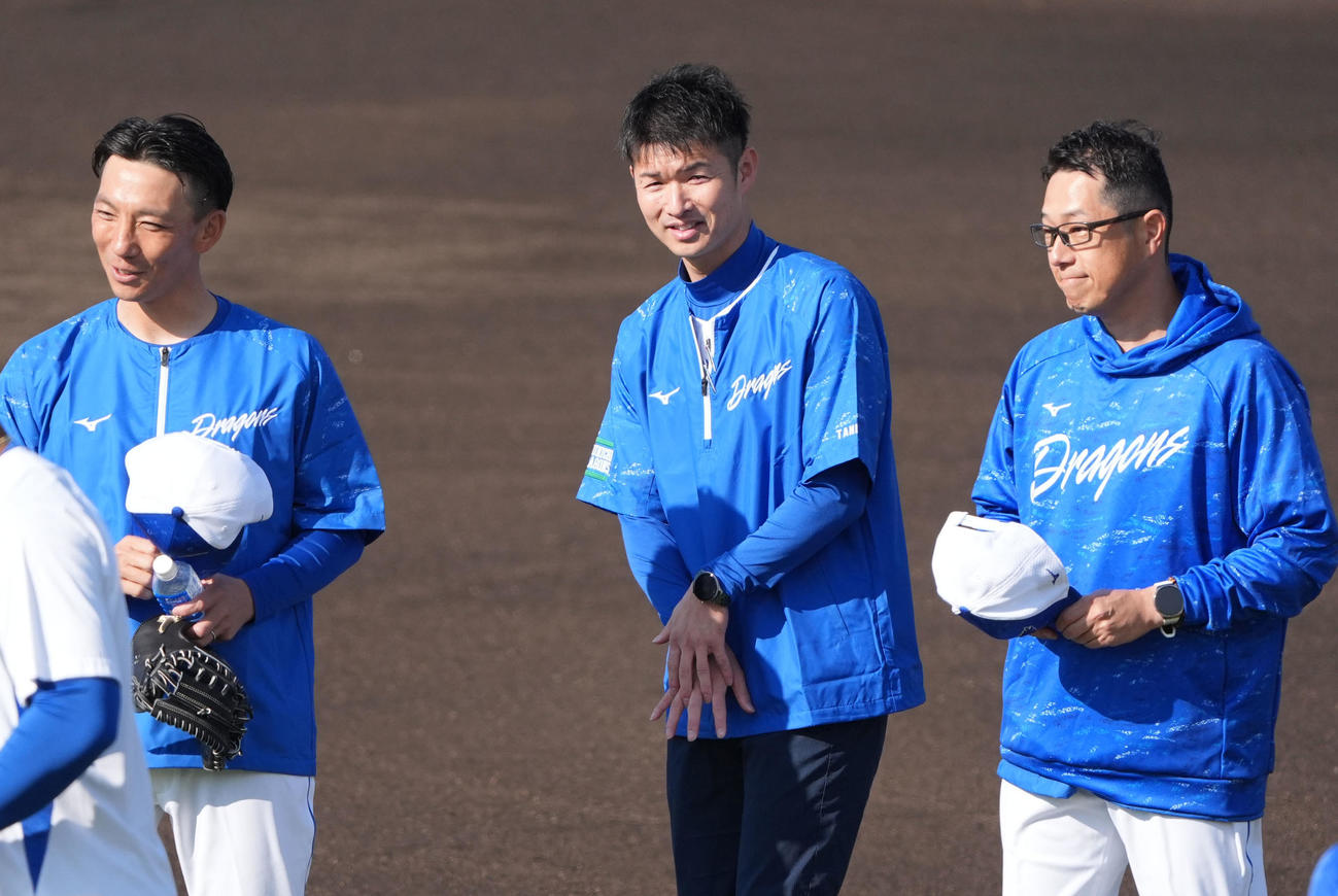 練習前、新しくコーチ就任が決まり言葉を交わす（手前・左から）嶋ヘッドコーチ、谷育成コーチ、前田バッテリーコーチ（撮影・森本幸一）