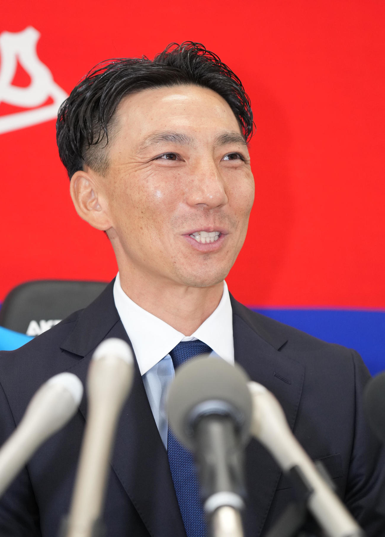 ヘッドコーチ就任が決まり会見する嶋基宏氏（撮影・森本幸一）