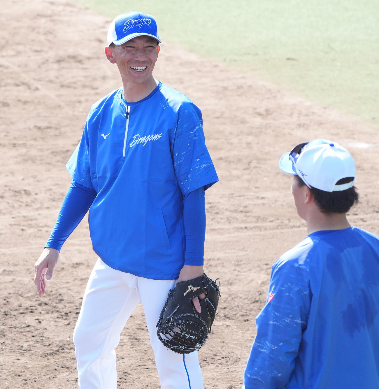 柳（左）と言葉を交わす嶋ヘッドコーチ（撮影・森本幸一）