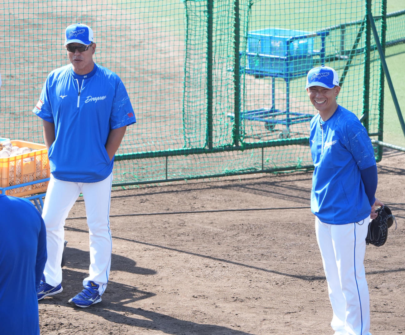 嶋ヘッドコーチ（右）と井上監督は明るい表情で練習を見つめる（撮影・森本幸一）