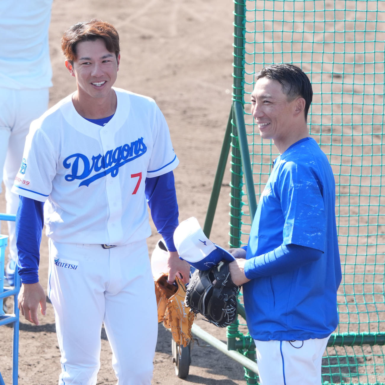 練習の合間に言葉を交わす福永（左）と嶋ヘッドコーチ（撮影・森本幸一）