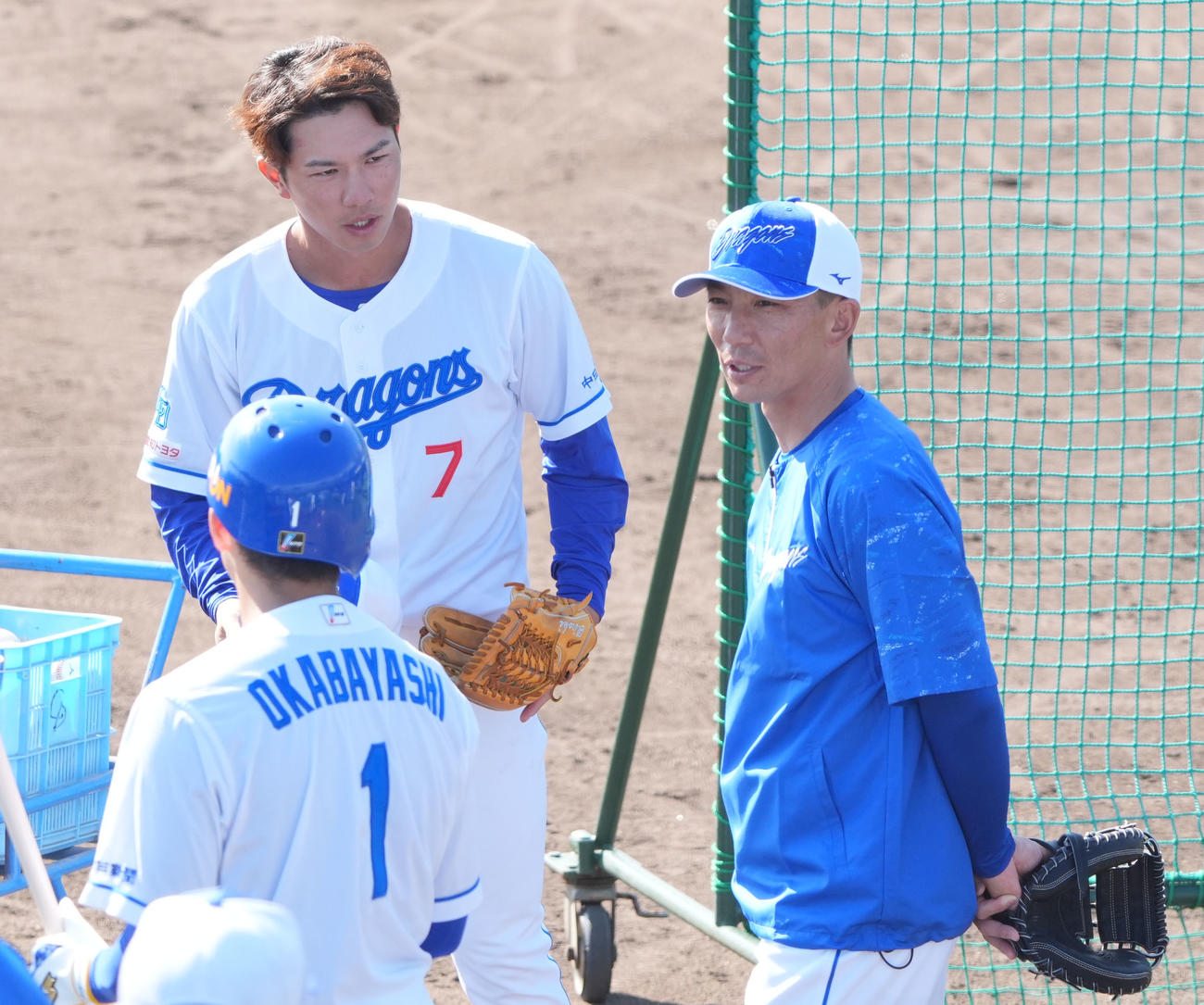 練習の合間に言葉を交わす左から岡林、福永、嶋ヘッドコーチ（撮影・森本幸一）