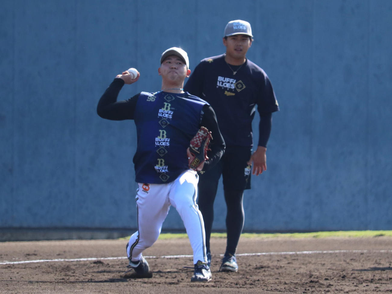 ノックに励んだ、オリックス椋木（左）と東松（撮影・中島麗）