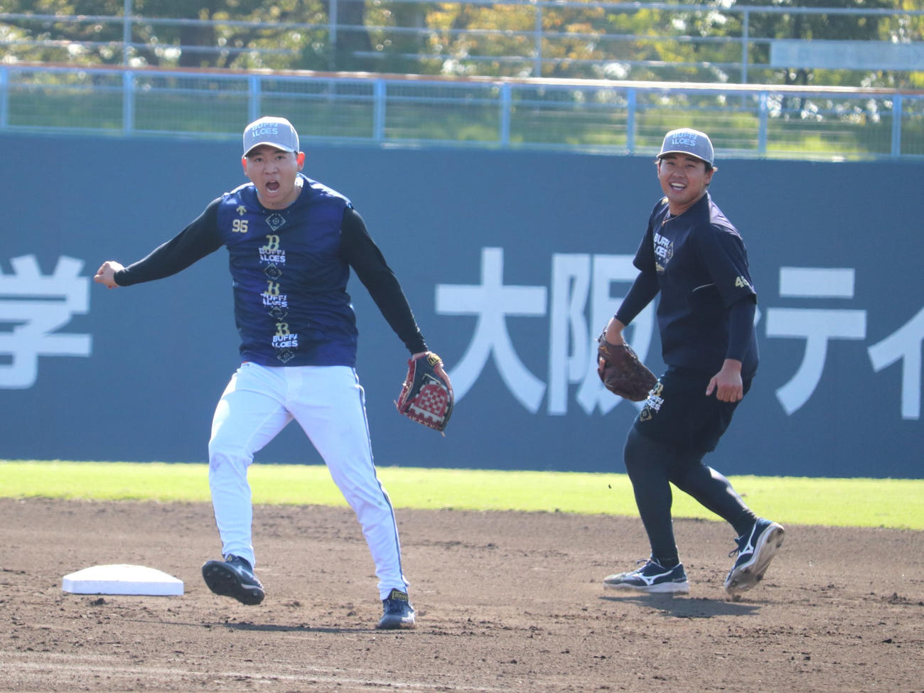 ノックに励んだ、オリックス椋木（左）と東松（撮影・中島麗）