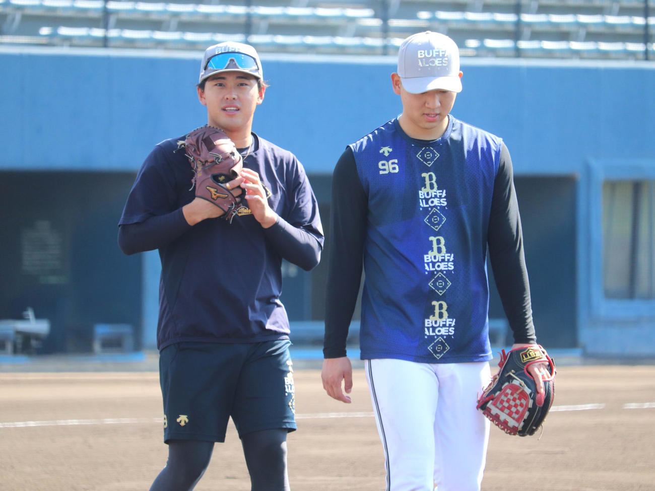 ノックに励んだ、オリックス椋木（右）と東松（撮影・中島麗）