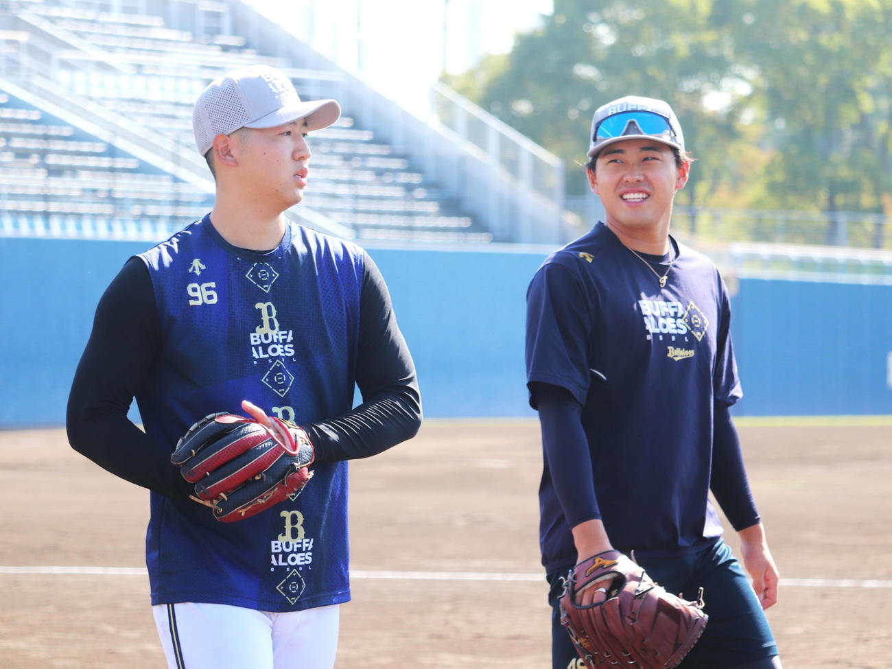 ノックに励んだ、オリックス椋木（左）と東松（撮影・中島麗）