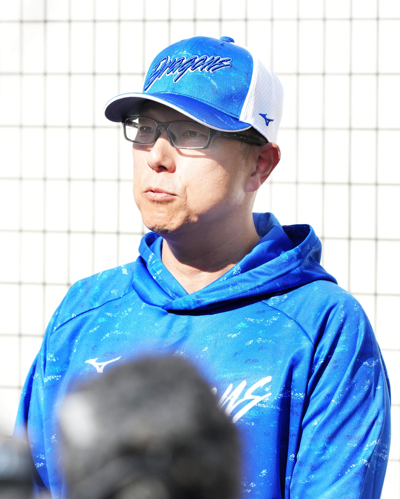 練習を終え取材に応じる前田バッテリーコーチ（撮影・森本幸一）