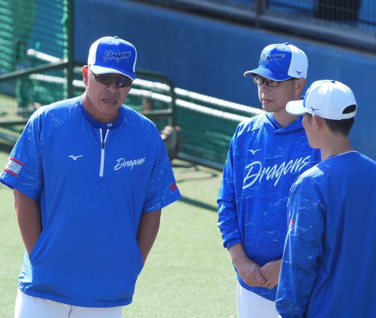 井上監督（左）は前田、大野の両バッテリーコーチと話をする（撮影・森本幸一）