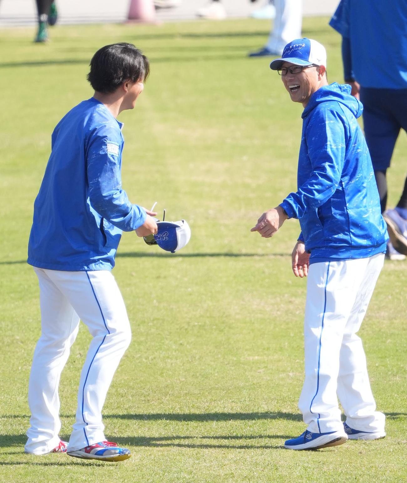 柳（左）と言葉を交わす前田バッテリーコーチ（撮影・森本幸一）