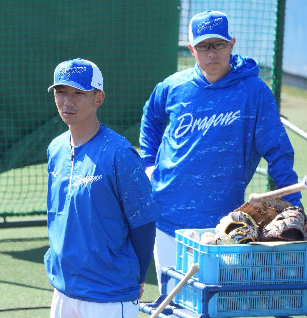 練習を見つめる嶋ヘッドコーチ（左）と前田バッテリーコーチ（撮影・森本幸一）