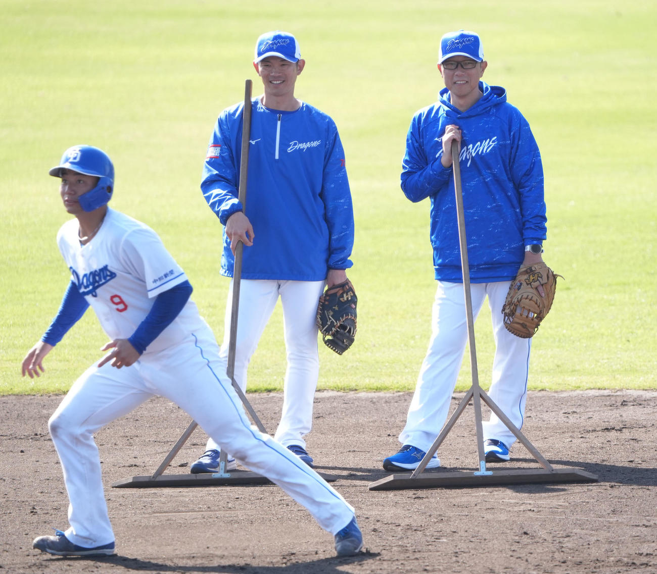 前田バッテリーコーチ（右）大野バッテリーコーチと練習を見つめる（撮影・森本幸一）