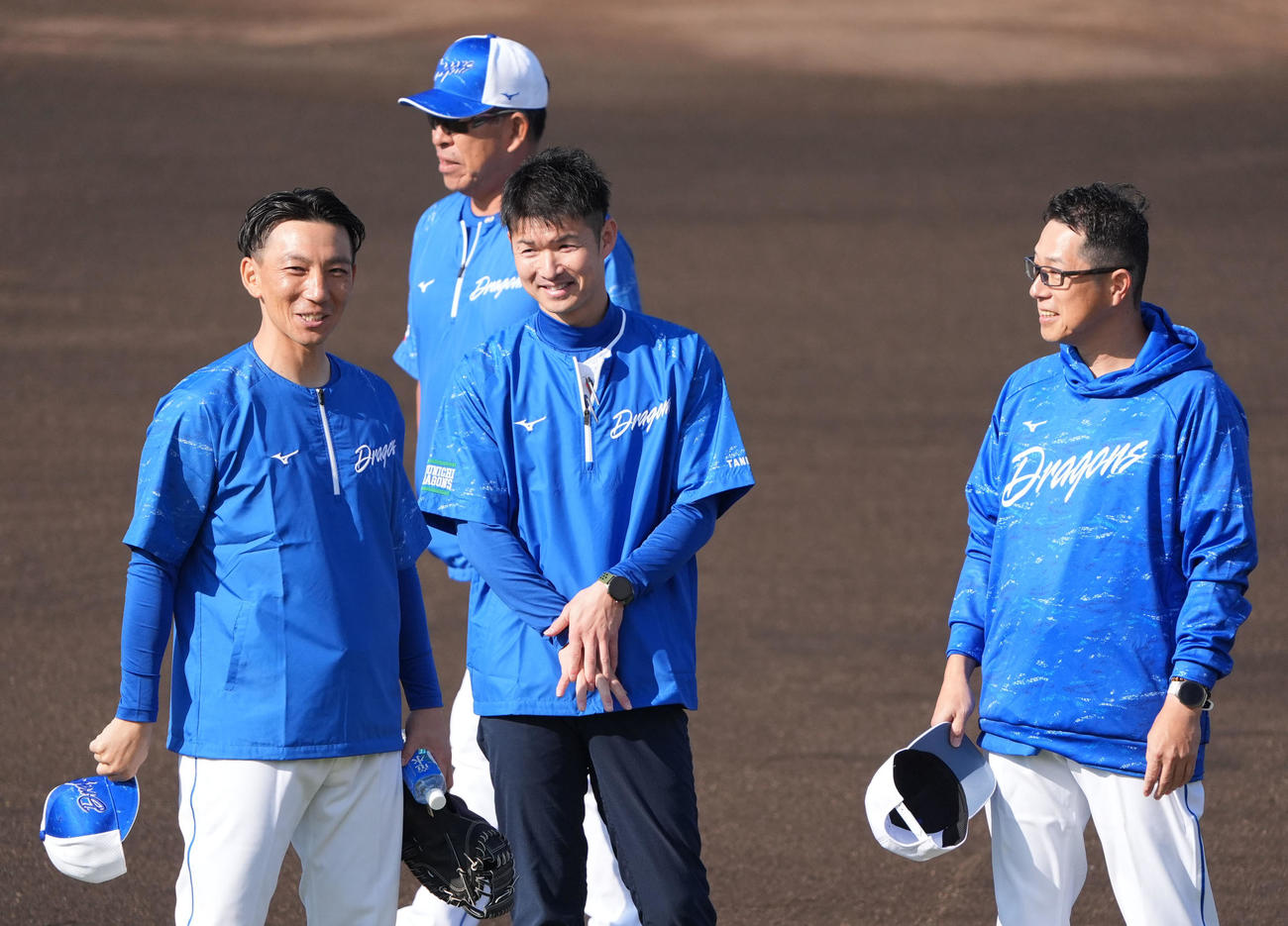 練習前、新しくコーチ就任が決まり言葉を交わす（手前・左から）嶋ヘッドコーチ、谷育成コーチ、前田バッテリーコーチ（撮影・森本幸一）
