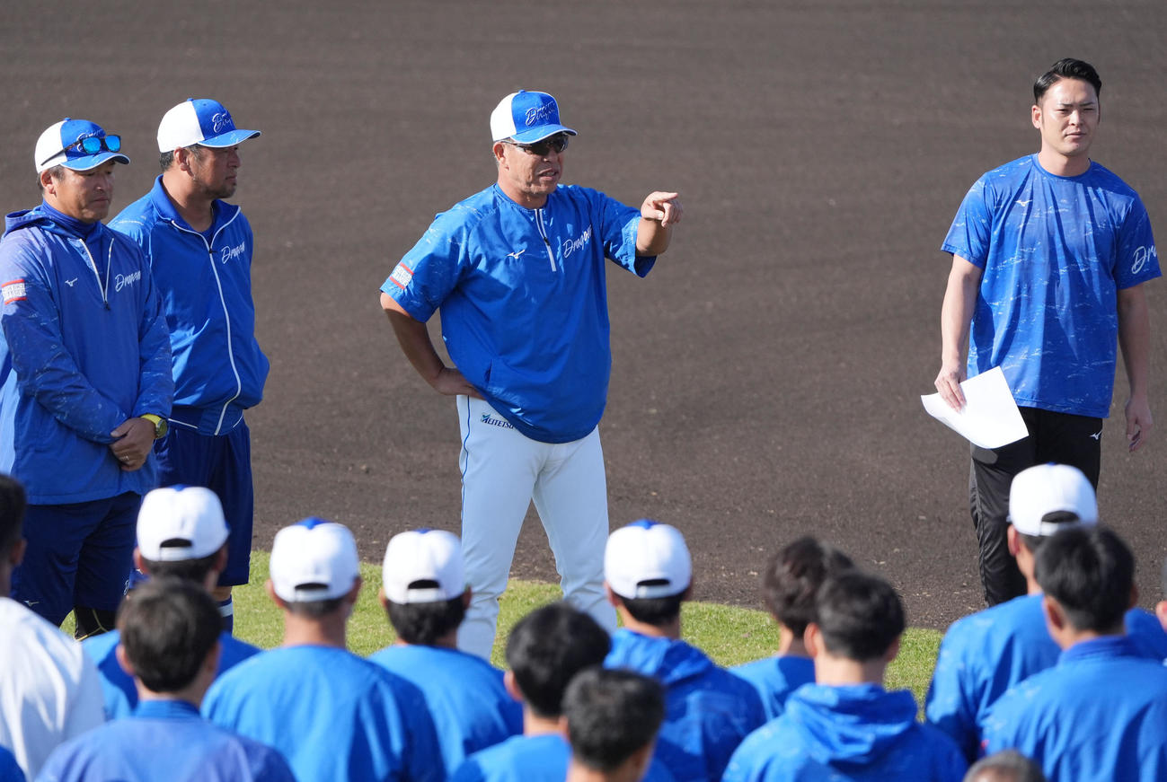 練習前、井上監督（奥・左から3人目）はナインに話をする（撮影・森本幸一）