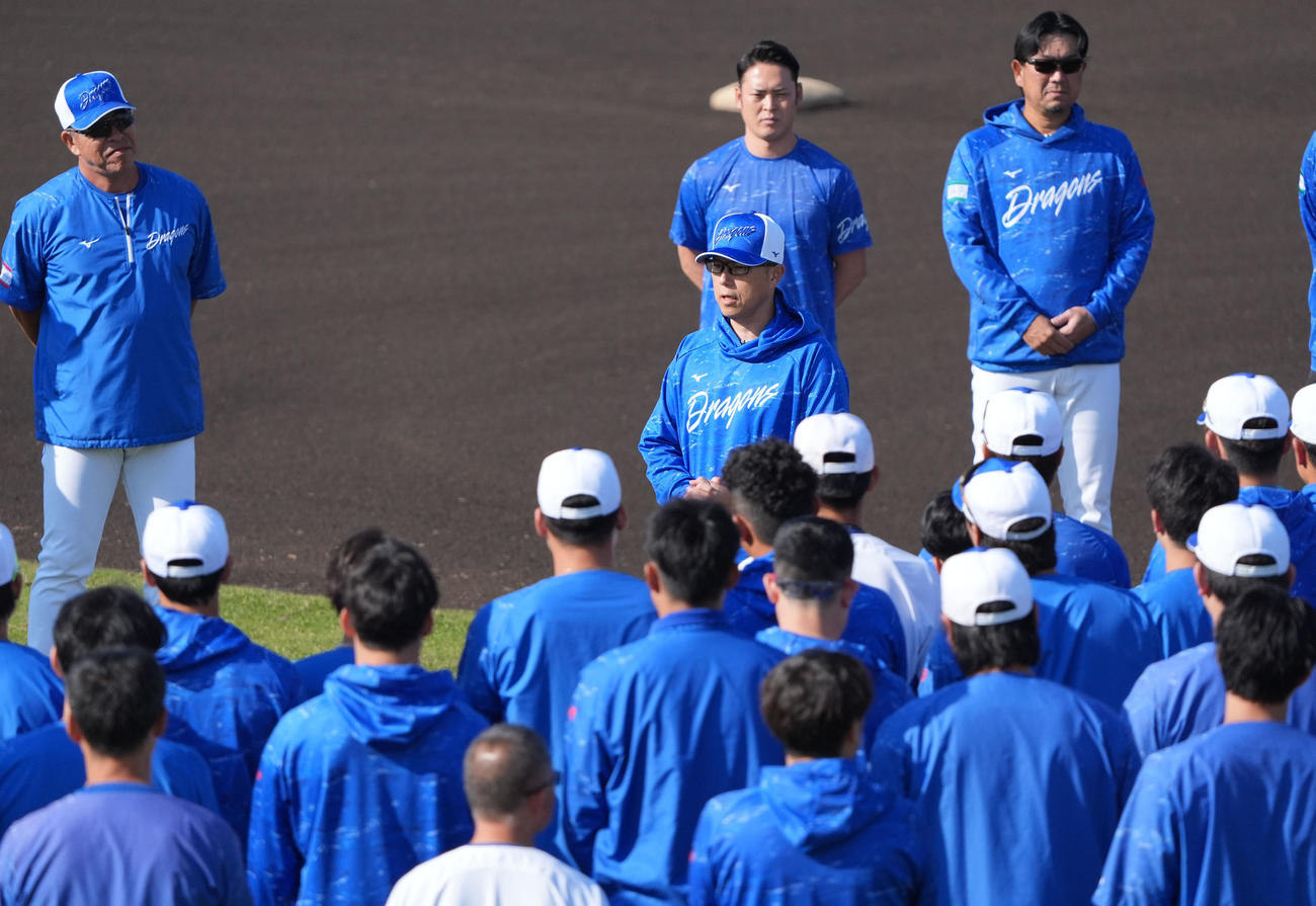 練習前、あいさつをする前田バッテリーコーチ（中央）後方・左は井上監督（撮影・森本幸一）