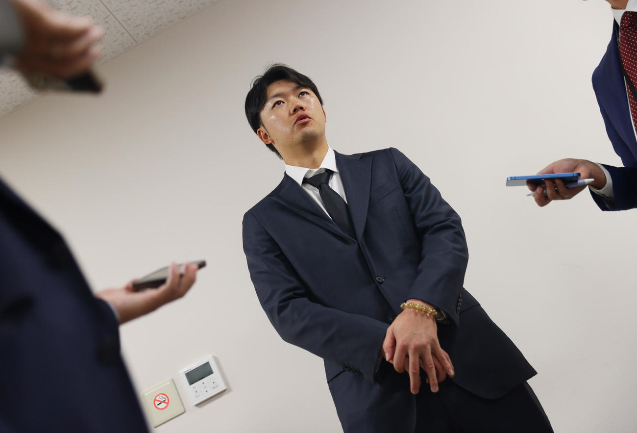 戦力外通告を受け心境を語る阪神楠本（撮影・上山淳一）