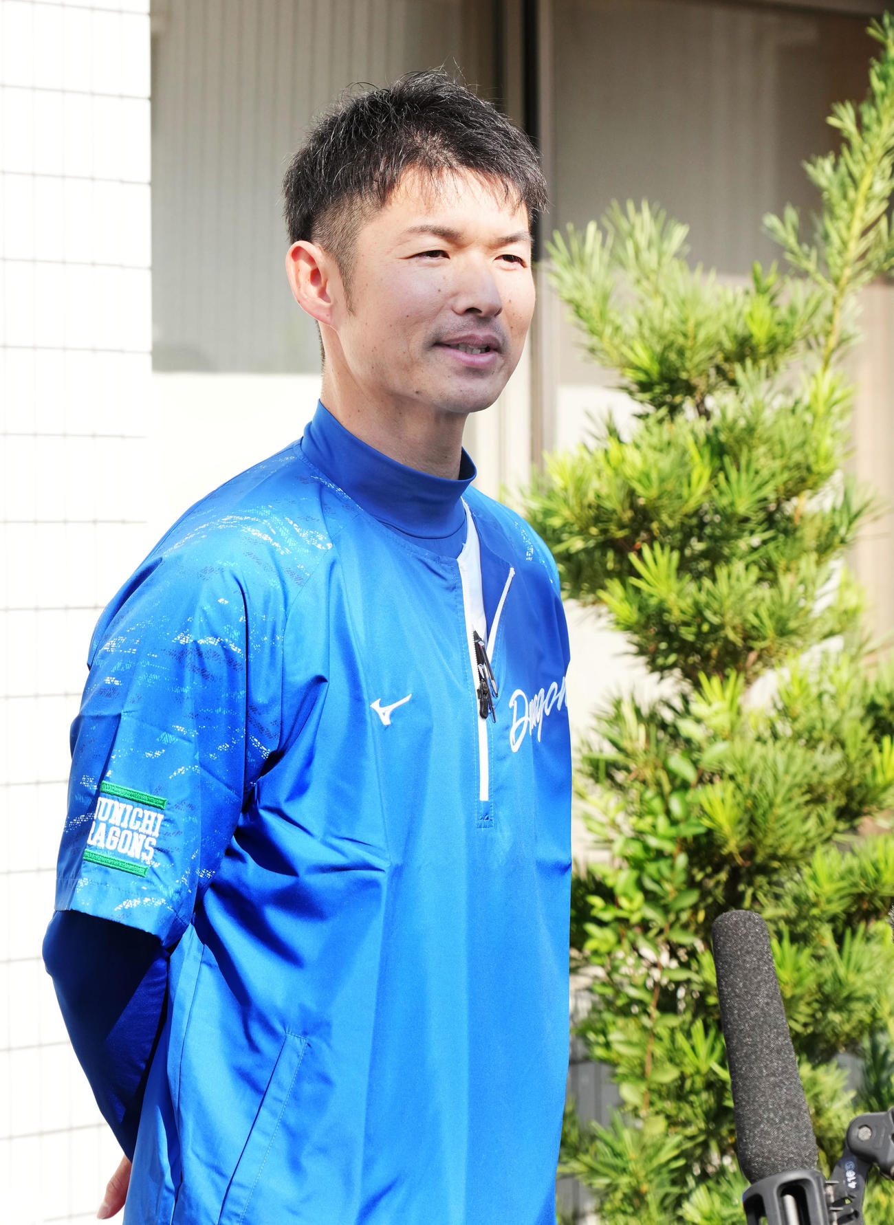 練習を終え取材に応じる育成コーチに就任する谷哲也氏（撮影・森本幸一）