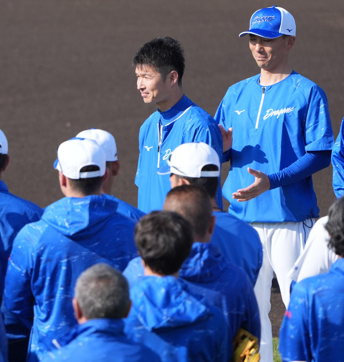 練習前、あいさつをする谷育成コーチ（右から2人目）右は嶋ヘッドコーチ（撮影・森本幸一）