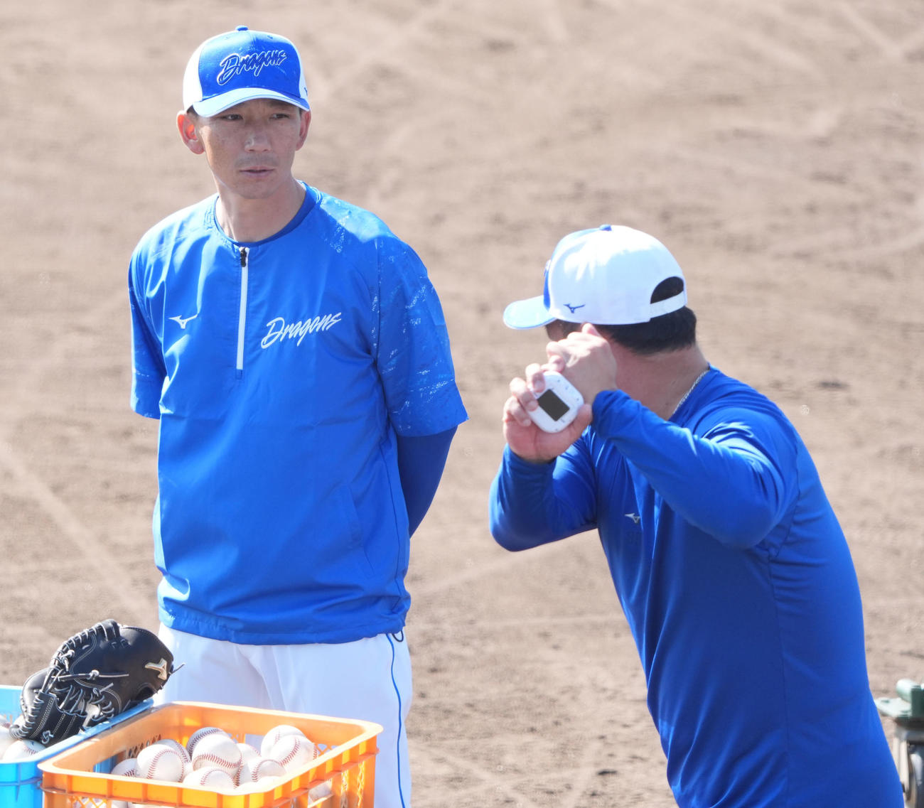 嶋ヘッドコーチ（左）は松中打撃統括コーチと言葉を交わす（撮影・森本幸一）
