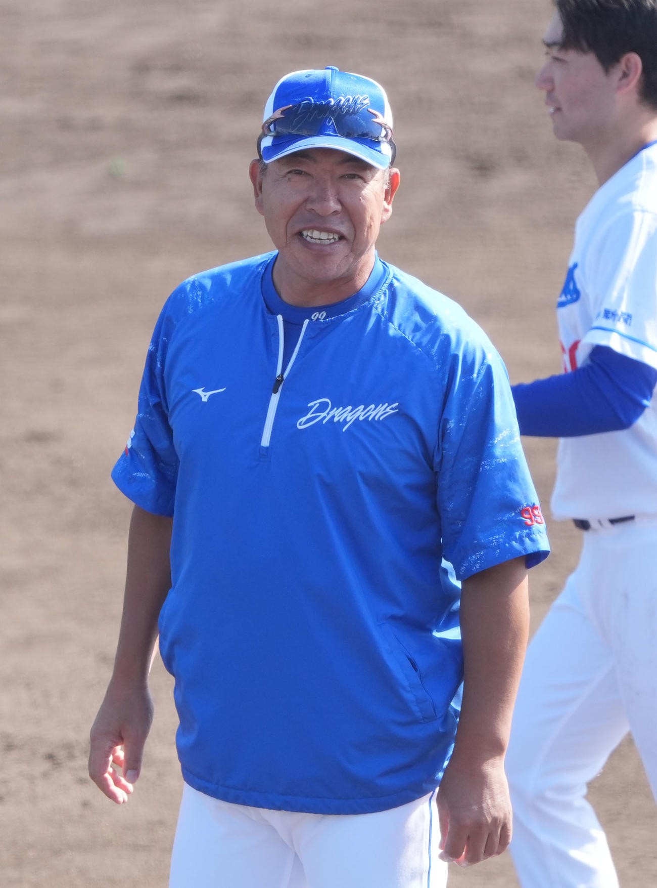 練習を見つめる井上監督（撮影・森本幸一）
