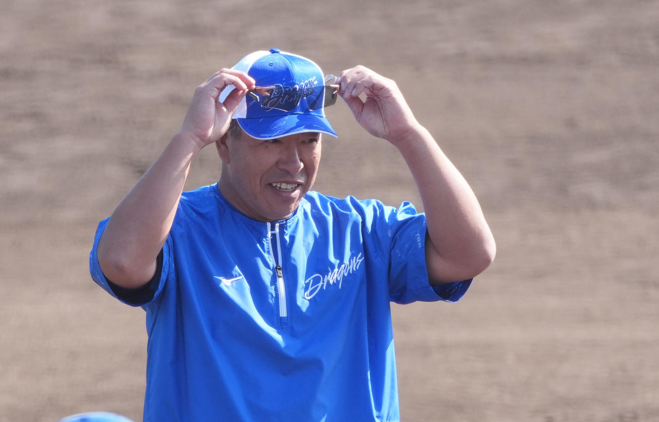 練習を見つめる井上監督（撮影・森本幸一）