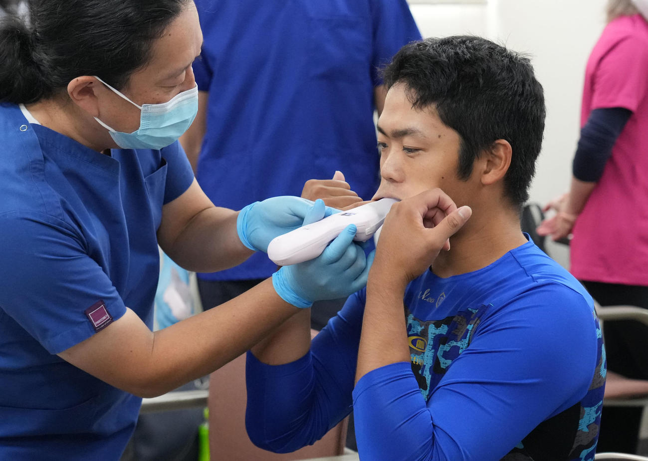 選手・スタッフに歯科検診が行われ検診を受ける根尾（撮影・森本幸一）