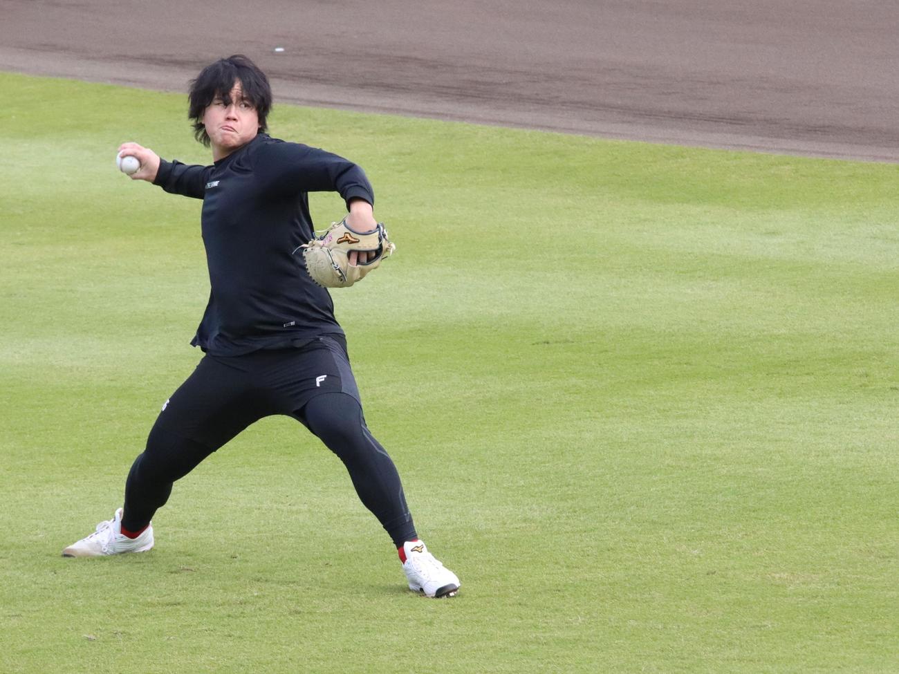 29日、鎌ケ谷で練習する日本ハム畔柳