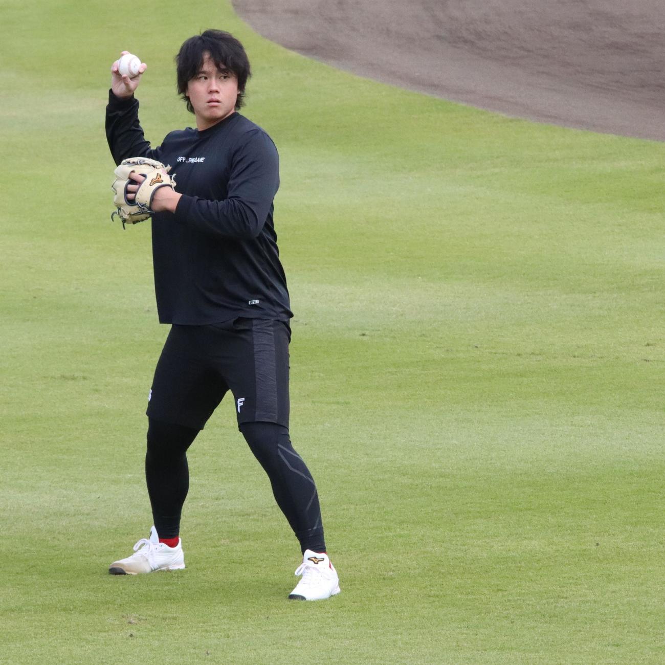 29日、鎌ケ谷で練習する日本ハム畔柳