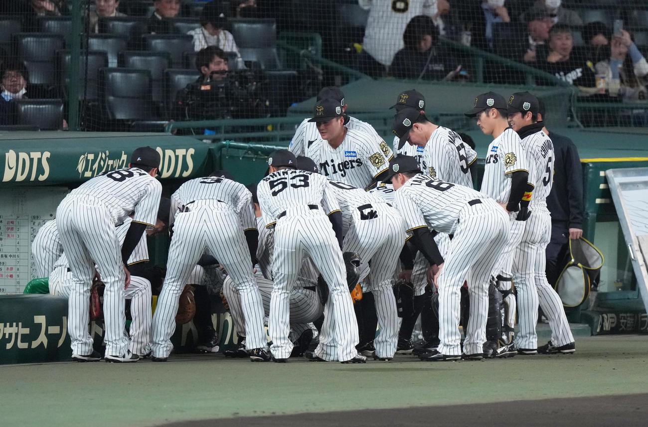 阪神対ソフトバンク　試合前、円陣を組む阪神の選手ら（撮影・足立雅史）