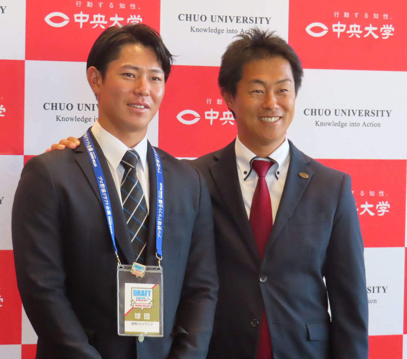 円谷スカウトと笑顔で写真に納まる巨人ドラフト4位の皆川（左）（撮影・水谷京裕）