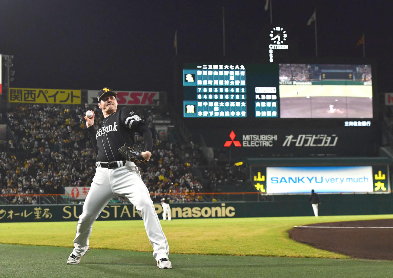 阪神対ソフトバンク　試合前、キャッチボールを行うソフトバンク有原（撮影・岩下翔太）