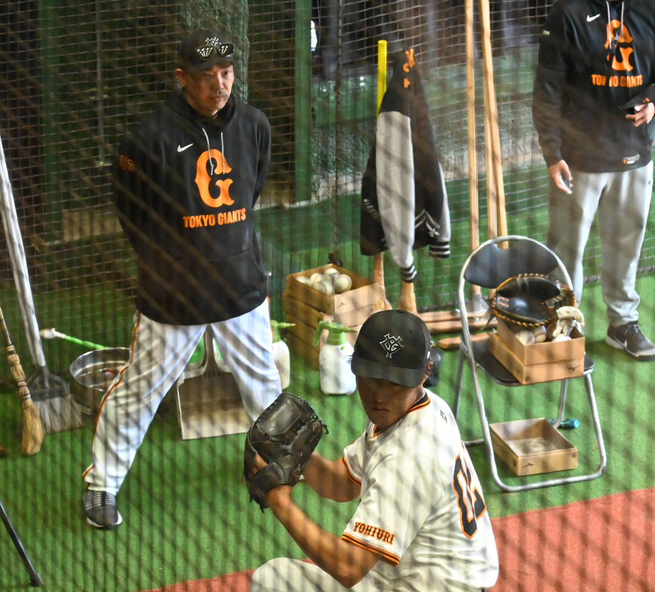 育成の田村のブルペンに熱視線を送る巨人阿部監督（上）