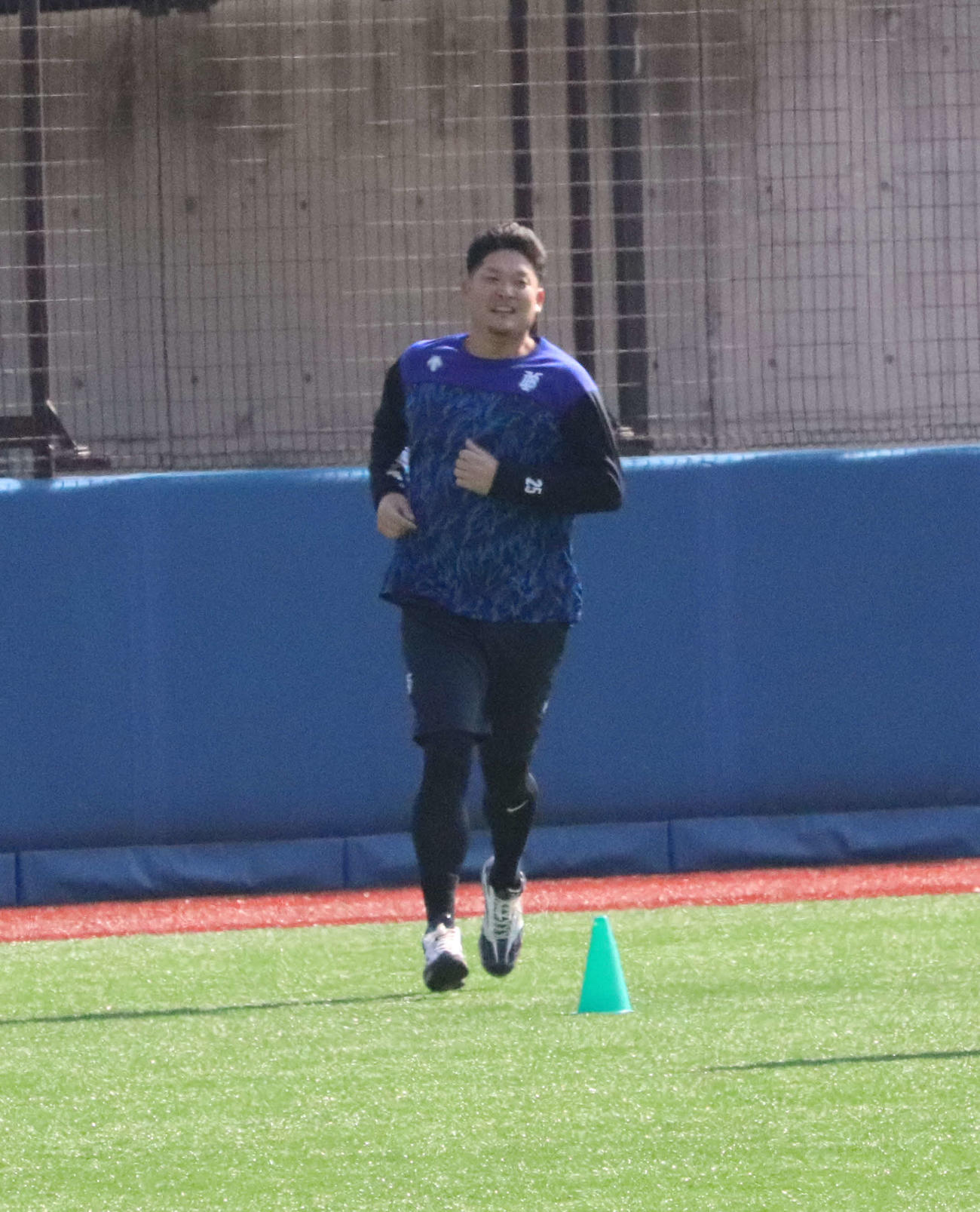 ランニングするDeNA筒香（撮影・小早川宗一郎）