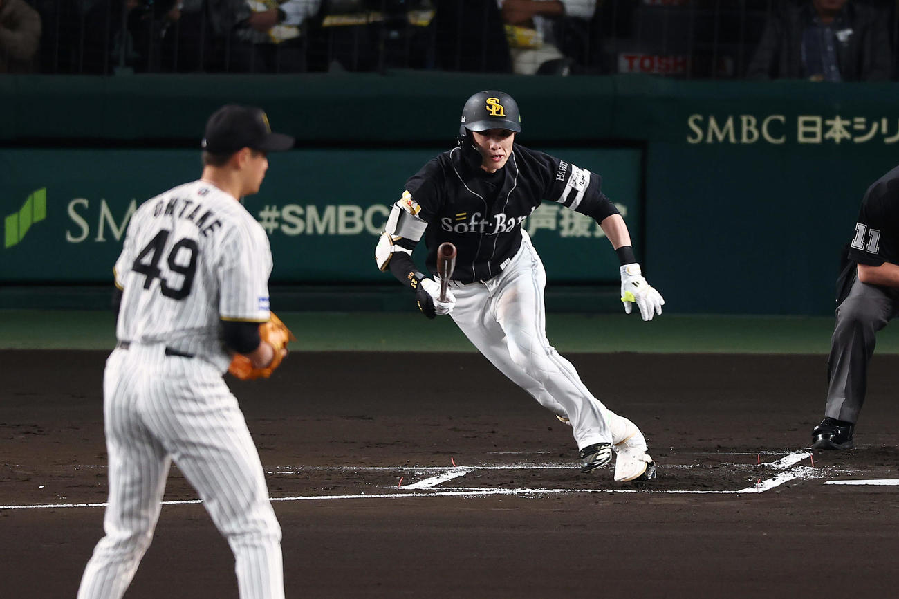 阪神対ソフトバンク　1回表ソフトバンク1死、遊ゴロに倒れる周東。投手大竹（撮影・前田充）