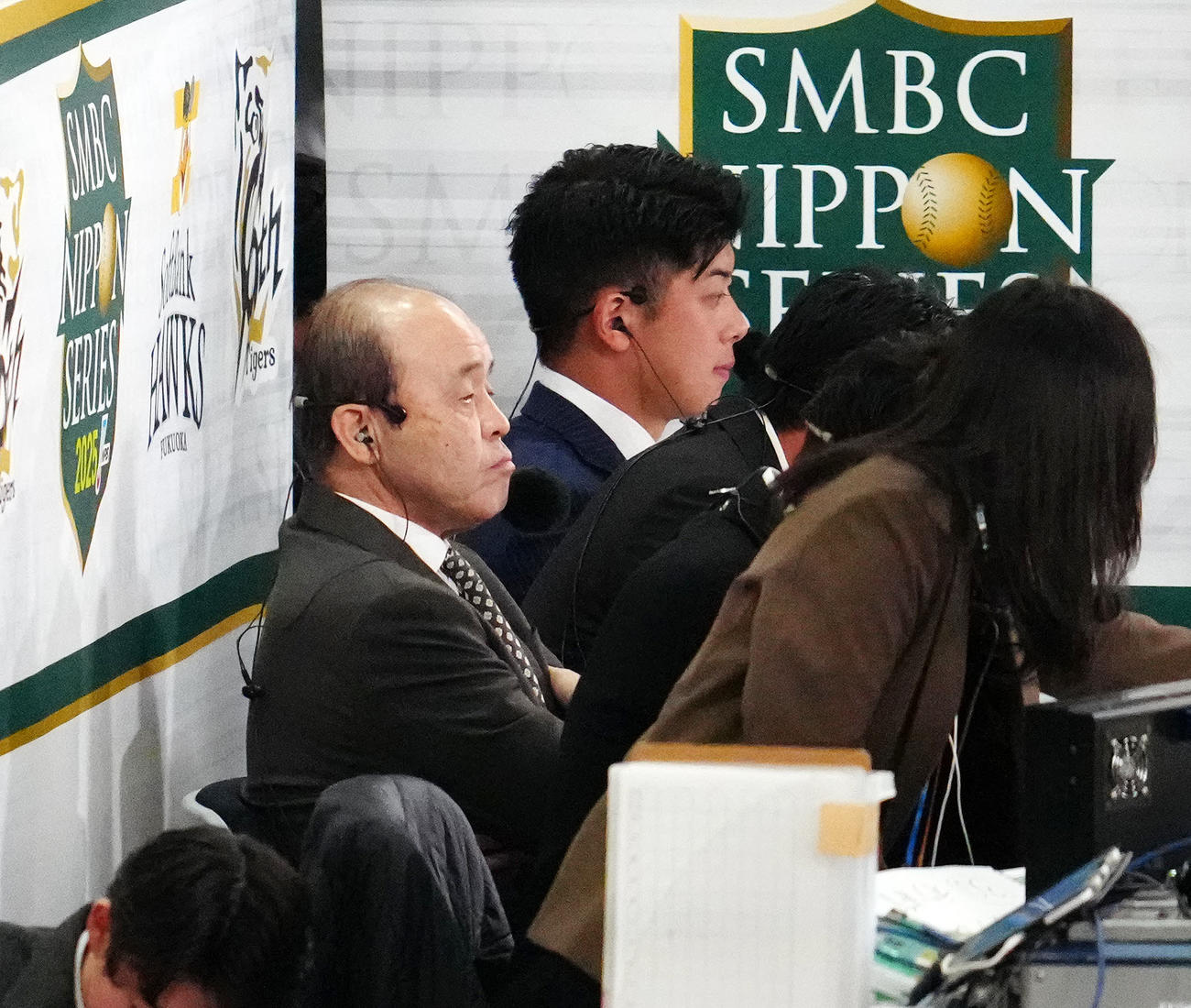 阪神対ソフトバンク　テレビ中継の解説を務める阪神岡田オーナー付顧問（左）。中央はゲストの中日松山（撮影・江口和貴）