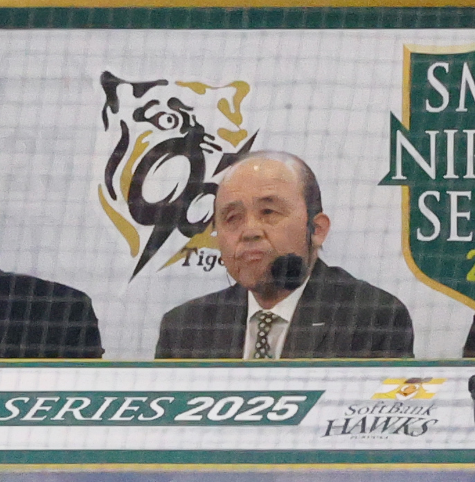 阪神対ソフトバンク　テレビの解説をする阪神岡田オーナー付顧問（撮影・上山淳一）