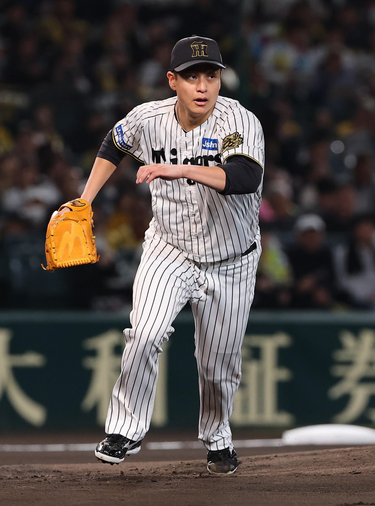 阪神対ソフトバンク　1回表ソフトバンク無死、柳田を一ゴロに打ち取った大竹はベースカバーに入る（撮影・上田博志）