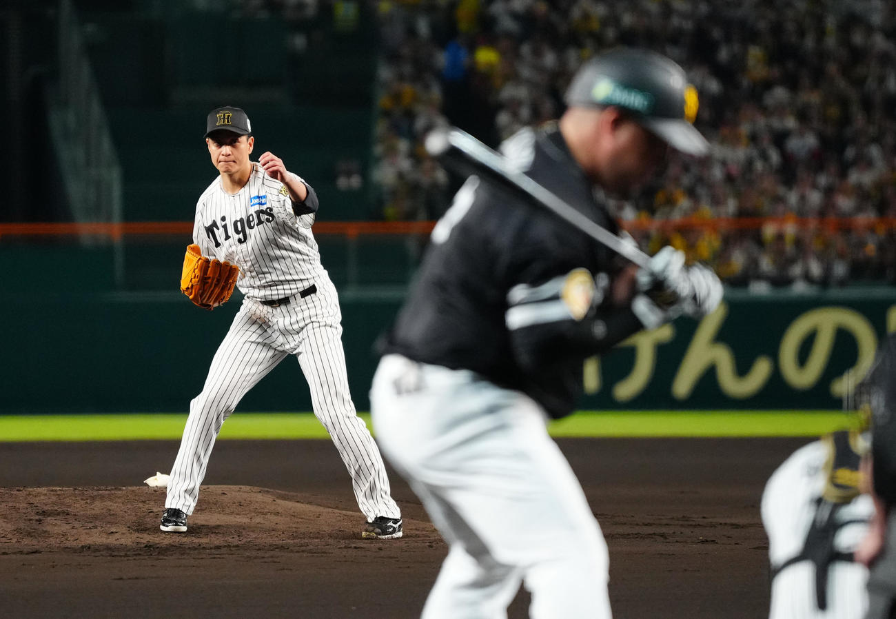 阪神対ソフトバンク　2回表ソフトバンク無死、山川を見逃し三振に仕留める大竹（撮影・鈴木みどり）